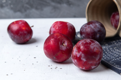 Selain Tingkatkan Kesehatan Jantung, Inilah Manfaat Buah Plum yang Perlu Kamu Ketahui!